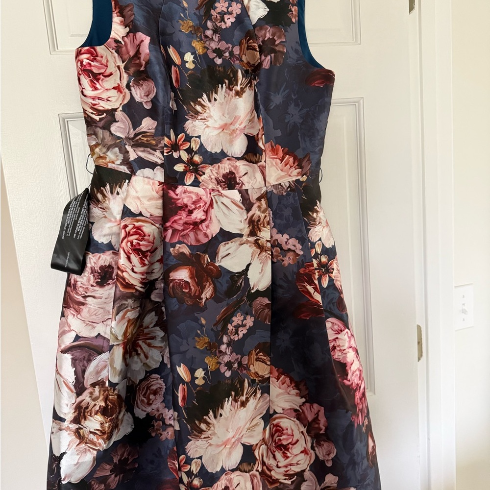 Nwt elegant Floral Sleeveless Dress size 12